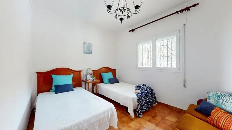 Chalet en Aledo con parcela de 1.000 m² y planta inferior diáfana de 120 m²