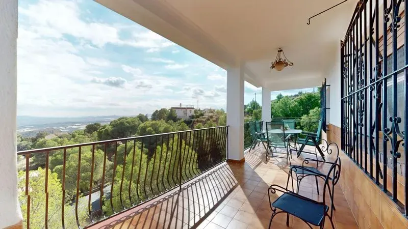 Chalet en Aledo con parcela de 1.000 m² y planta inferior diáfana de 120 m²