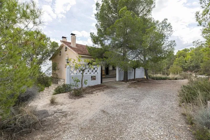 Chalet en Aledo con parcela de 1.000 m² y planta inferior diáfana de 120 m²