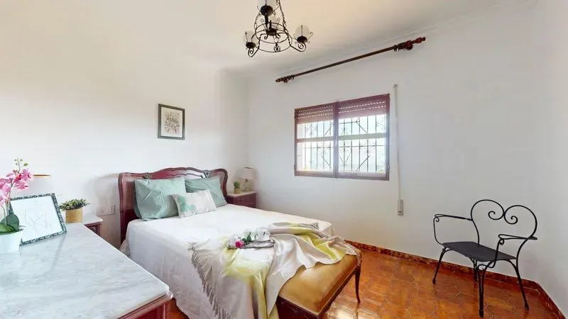 Chalet en Aledo con parcela de 1.000 m² y planta inferior diáfana de 120 m²