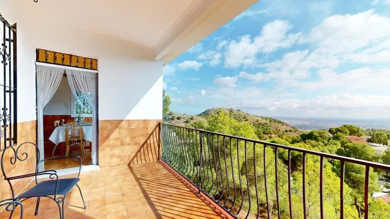 Chalet en Aledo con parcela de 1.000 m² y planta inferior diáfana de 120 m²