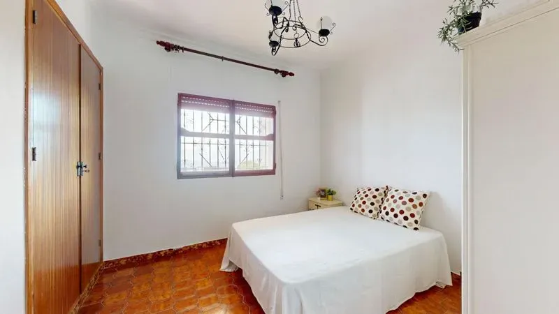 Chalet en Aledo con parcela de 1.000 m² y planta inferior diáfana de 120 m²