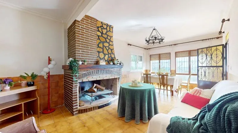 Chalet en Aledo con parcela de 1.000 m² y planta inferior diáfana de 120 m²