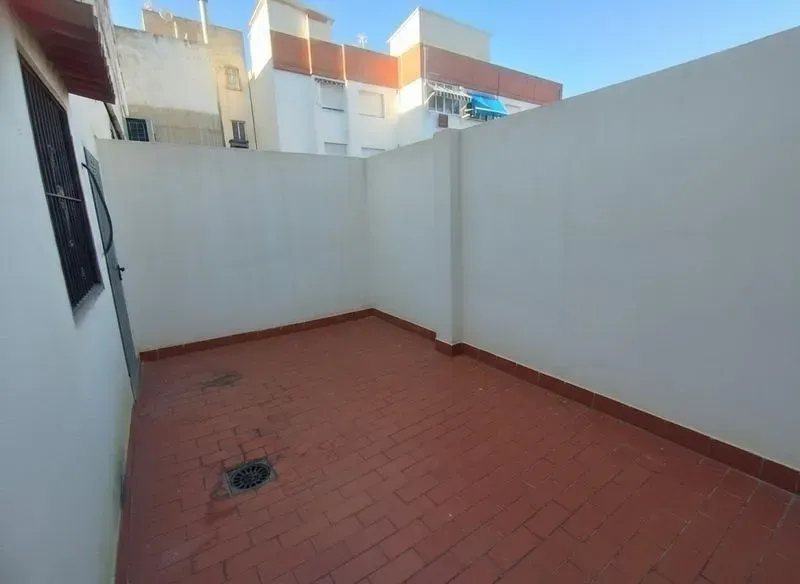 ? “LOCAL EN VENTA CON PATIO PRIVADO Y POSIBILIDAD DE TRANSFORMARLO EN VIVIENDAS” ?