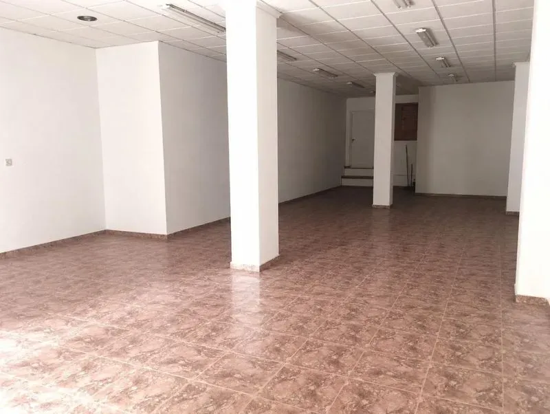 ? “LOCAL EN VENTA CON PATIO PRIVADO Y POSIBILIDAD DE TRANSFORMARLO EN VIVIENDAS” ?