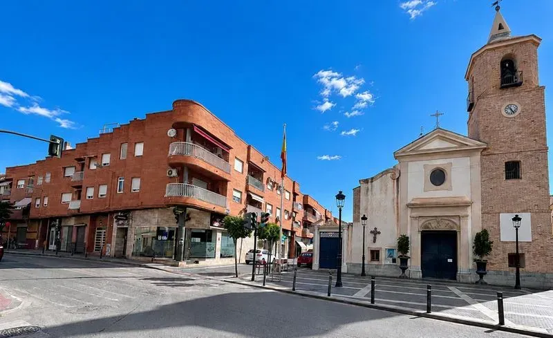? “LOCAL EN VENTA CON PATIO PRIVADO Y POSIBILIDAD DE TRANSFORMARLO EN VIVIENDAS” ?