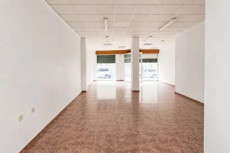 ? “LOCAL EN VENTA CON PATIO PRIVADO Y POSIBILIDAD DE TRANSFORMARLO EN VIVIENDAS” ?