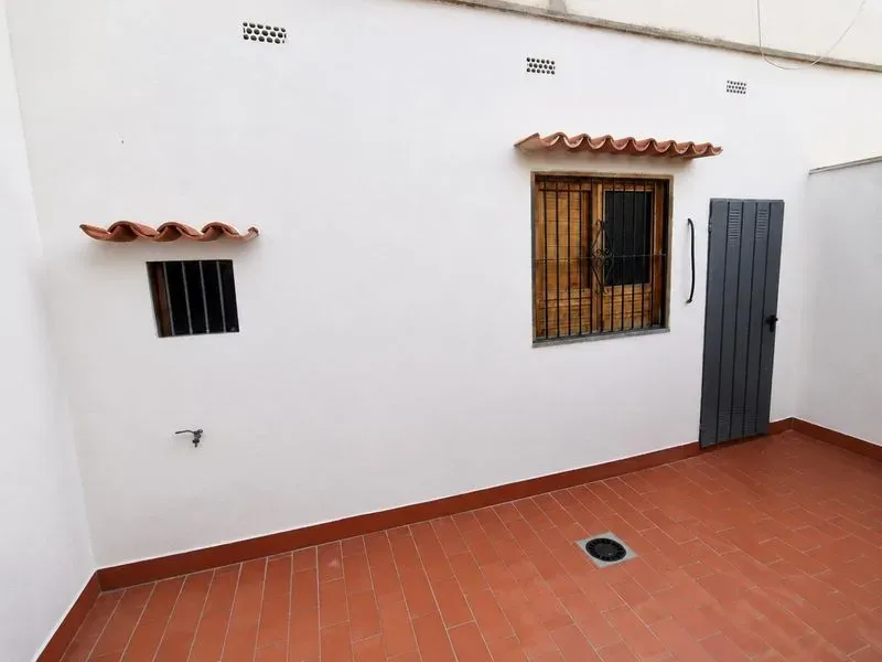 ? “LOCAL EN VENTA CON PATIO PRIVADO Y POSIBILIDAD DE TRANSFORMARLO EN VIVIENDAS” ?
