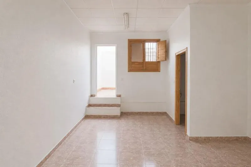 ? “LOCAL EN VENTA CON PATIO PRIVADO Y POSIBILIDAD DE TRANSFORMARLO EN VIVIENDAS” ?