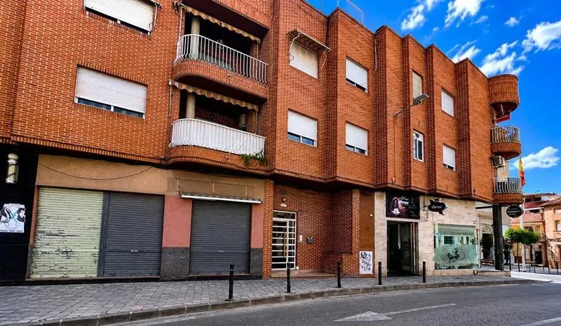 ? “LOCAL EN VENTA CON PATIO PRIVADO Y POSIBILIDAD DE TRANSFORMARLO EN VIVIENDAS” ?