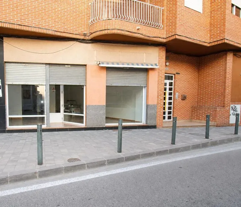? “LOCAL EN VENTA CON PATIO PRIVADO Y POSIBILIDAD DE TRANSFORMARLO EN VIVIENDAS” ?