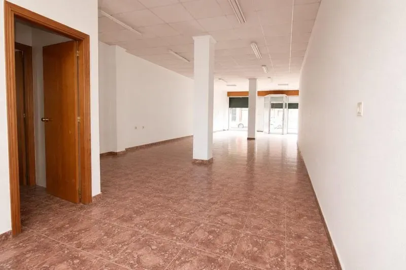 ? “LOCAL EN VENTA CON PATIO PRIVADO Y POSIBILIDAD DE TRANSFORMARLO EN VIVIENDAS” ?