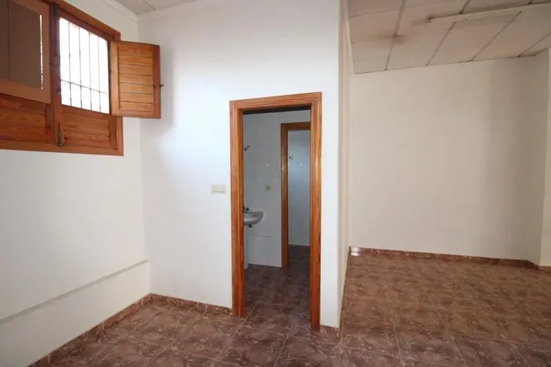 ? “LOCAL EN VENTA CON PATIO PRIVADO Y POSIBILIDAD DE TRANSFORMARLO EN VIVIENDAS” ?
