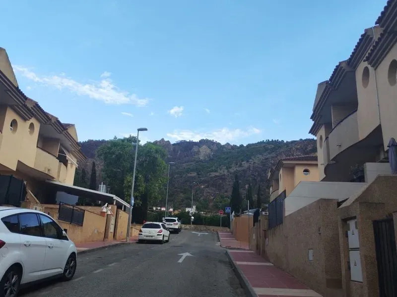 DÚPLEX ADOSADO EN LOS GARRES – 4 DORMITORIOS, TERRAZA Y GARAJE- 0% HONORARIOS PARA EL COMPRADOR