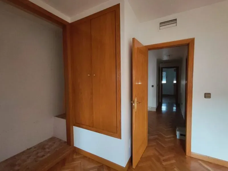 DÚPLEX ADOSADO EN LOS GARRES – 4 DORMITORIOS, TERRAZA Y GARAJE- 0% HONORARIOS PARA EL COMPRADOR