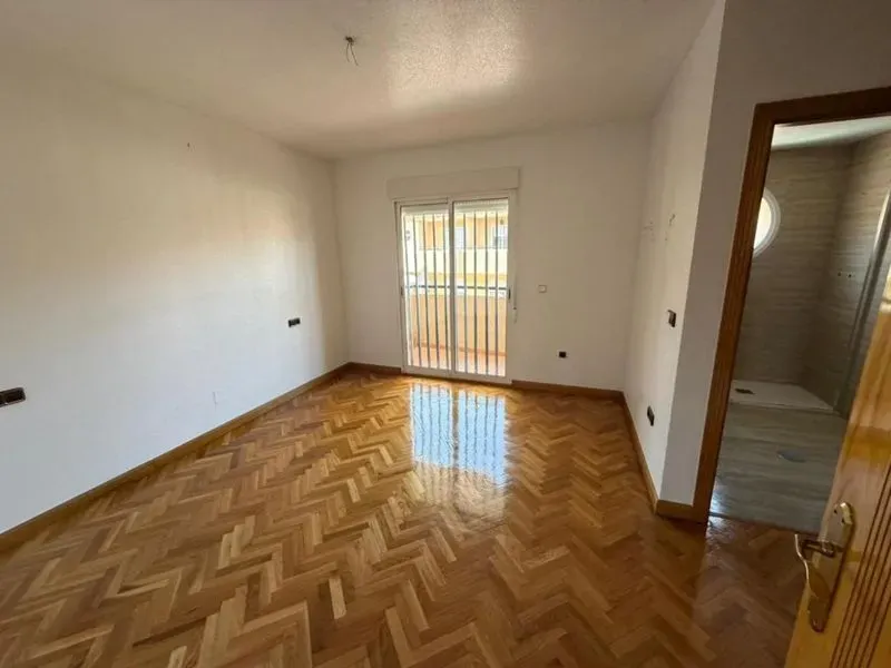 DÚPLEX ADOSADO EN LOS GARRES – 4 DORMITORIOS, TERRAZA Y GARAJE- 0% HONORARIOS PARA EL COMPRADOR