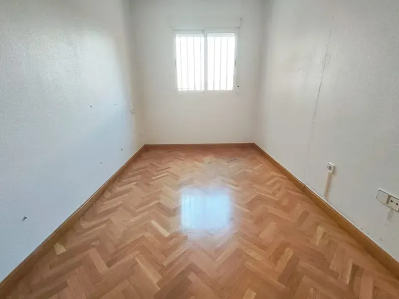 DÚPLEX ADOSADO EN LOS GARRES – 4 DORMITORIOS, TERRAZA Y GARAJE- 0% HONORARIOS PARA EL COMPRADOR